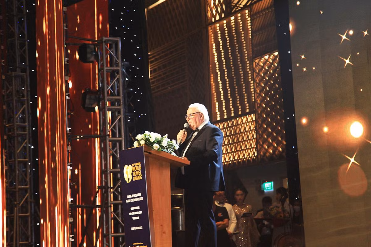 Ông Graham Cooke, nhà sáng lập và Chủ tịch World Travel Awards phát biểu tại Lễ trao giải. (Ảnh: Tổng cục Du lịch)