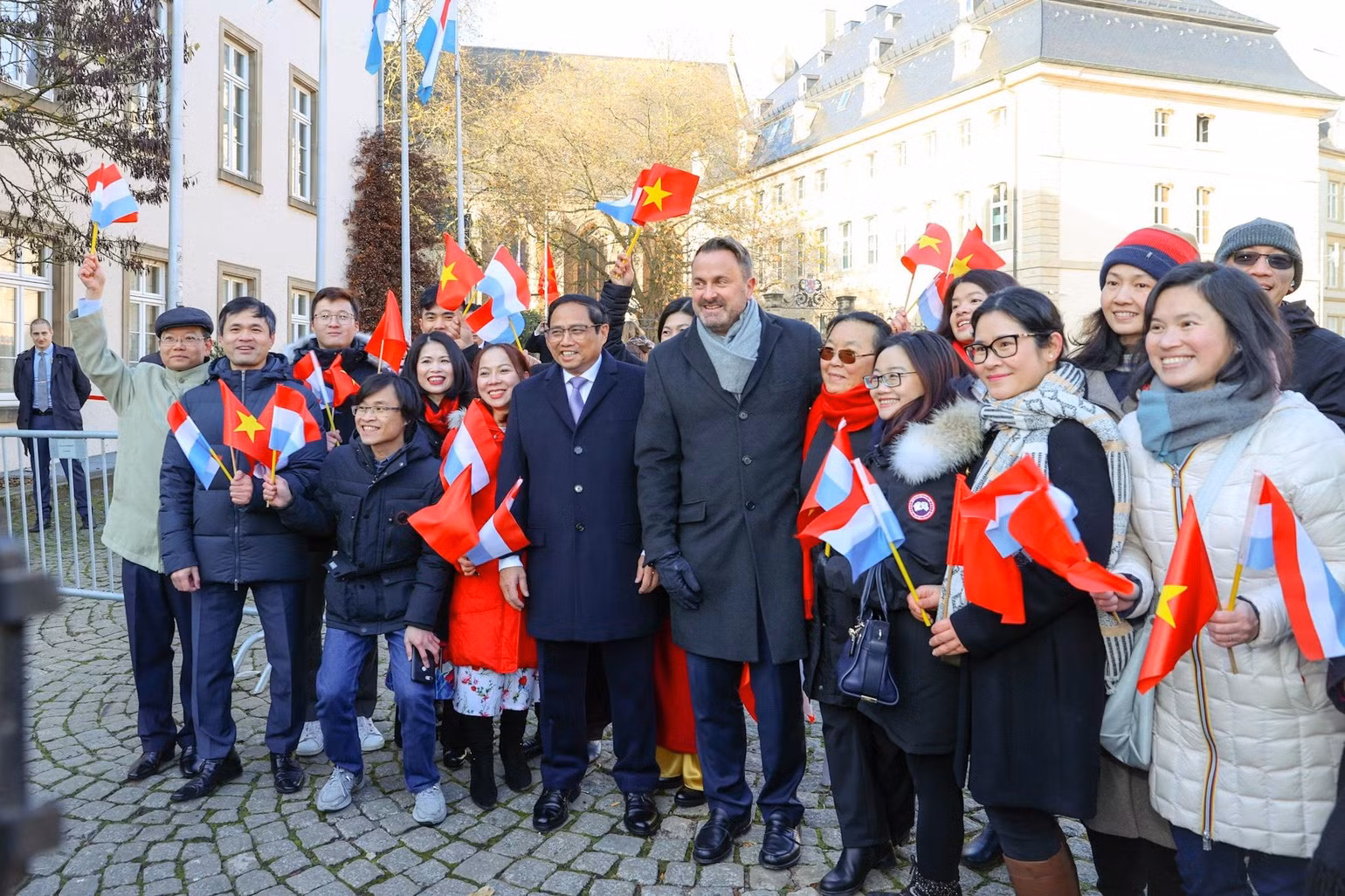 Thủ tướng Phạm Minh Chính và Thủ tướng Xavier Bettel chụp ảnh lưu niệm với bà con kiều bào. (Ảnh: NHẬT BẮC)