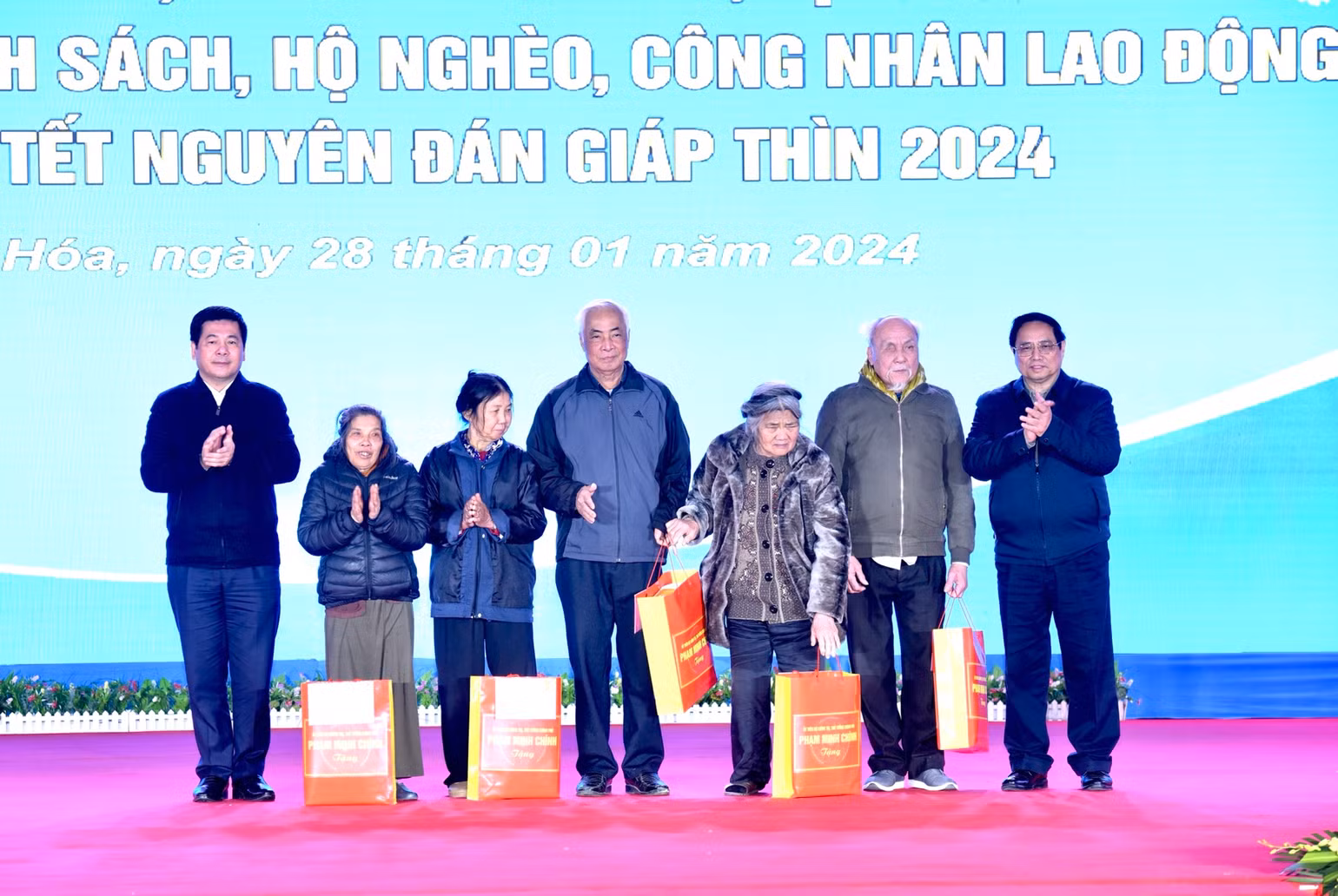 Thủ tướng Phạm Minh Chính trao quà Tết tặng 5 hộ gia đình chính sách tại chương trình.