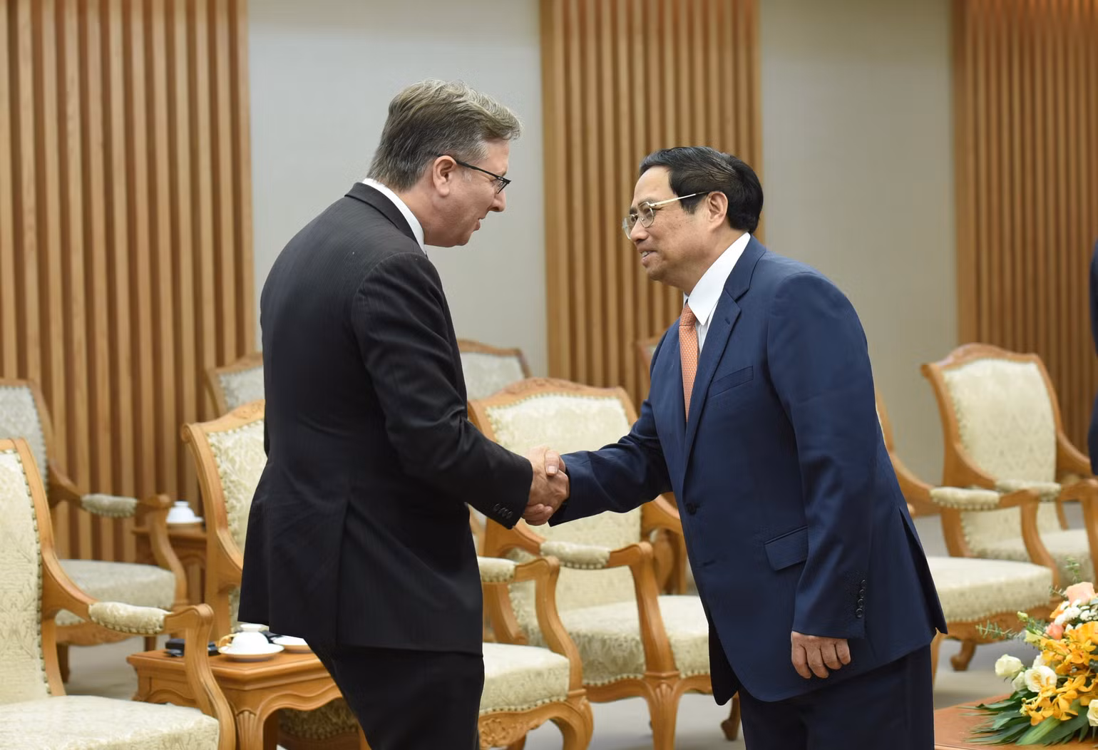 Thủ tướng Phạm Minh Chính đón các thành viên trong đoàn. (Ảnh: TRẦN HẢI) Thủ tướng Phạm Minh Chính đón các thành viên trong đoàn. (Ảnh: TRẦN HẢI)