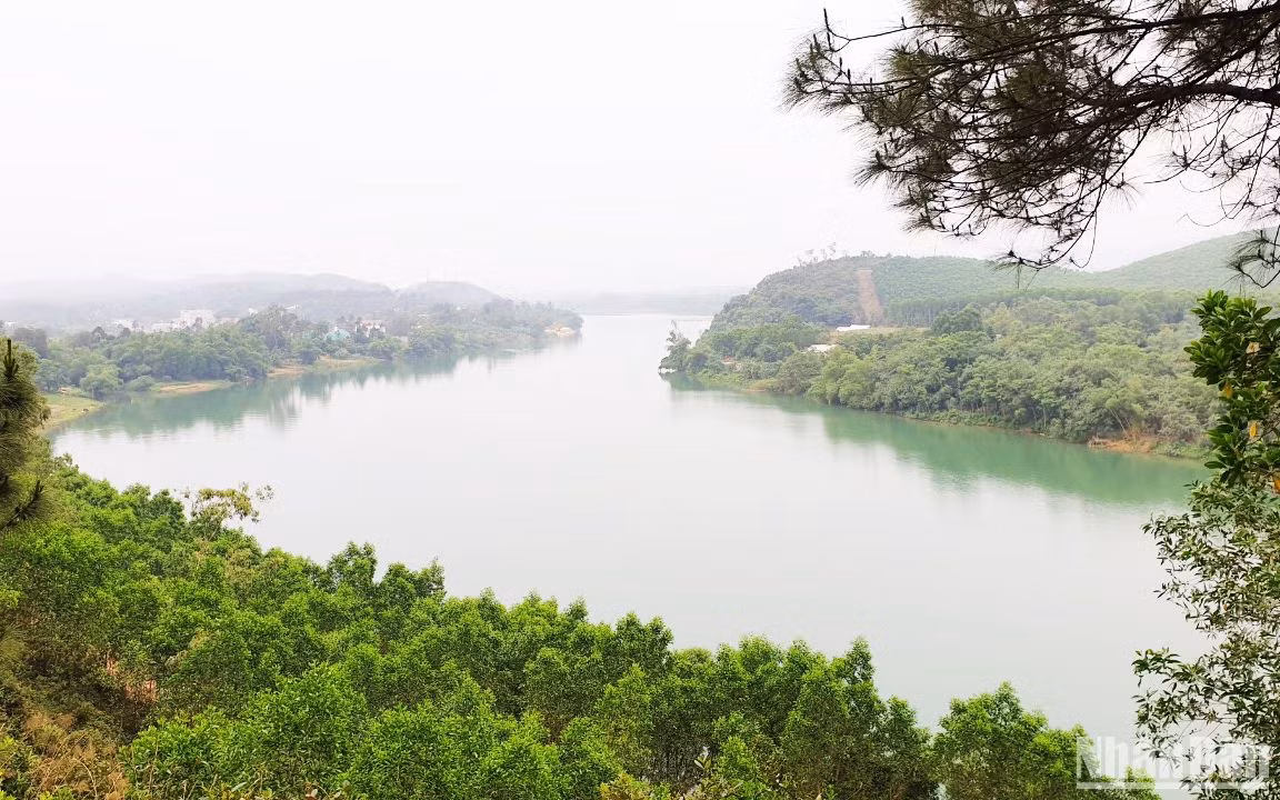 Một đoạn sông Hương nhìn từ đồi Vọng Cảnh. (Ảnh: T.LINH)