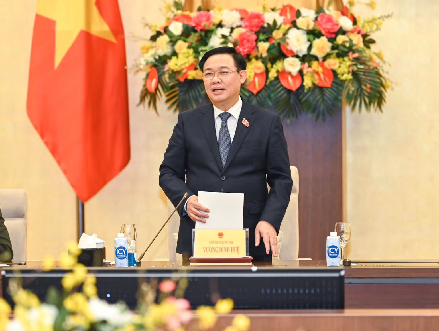 Chủ tịch Quốc hội Vương Đình Huệ phát biểu thăm hỏi, động viên Đoàn đại biểu phụ nữ Công an nhân dân tiêu biểu. (Ảnh: DUY LINH)