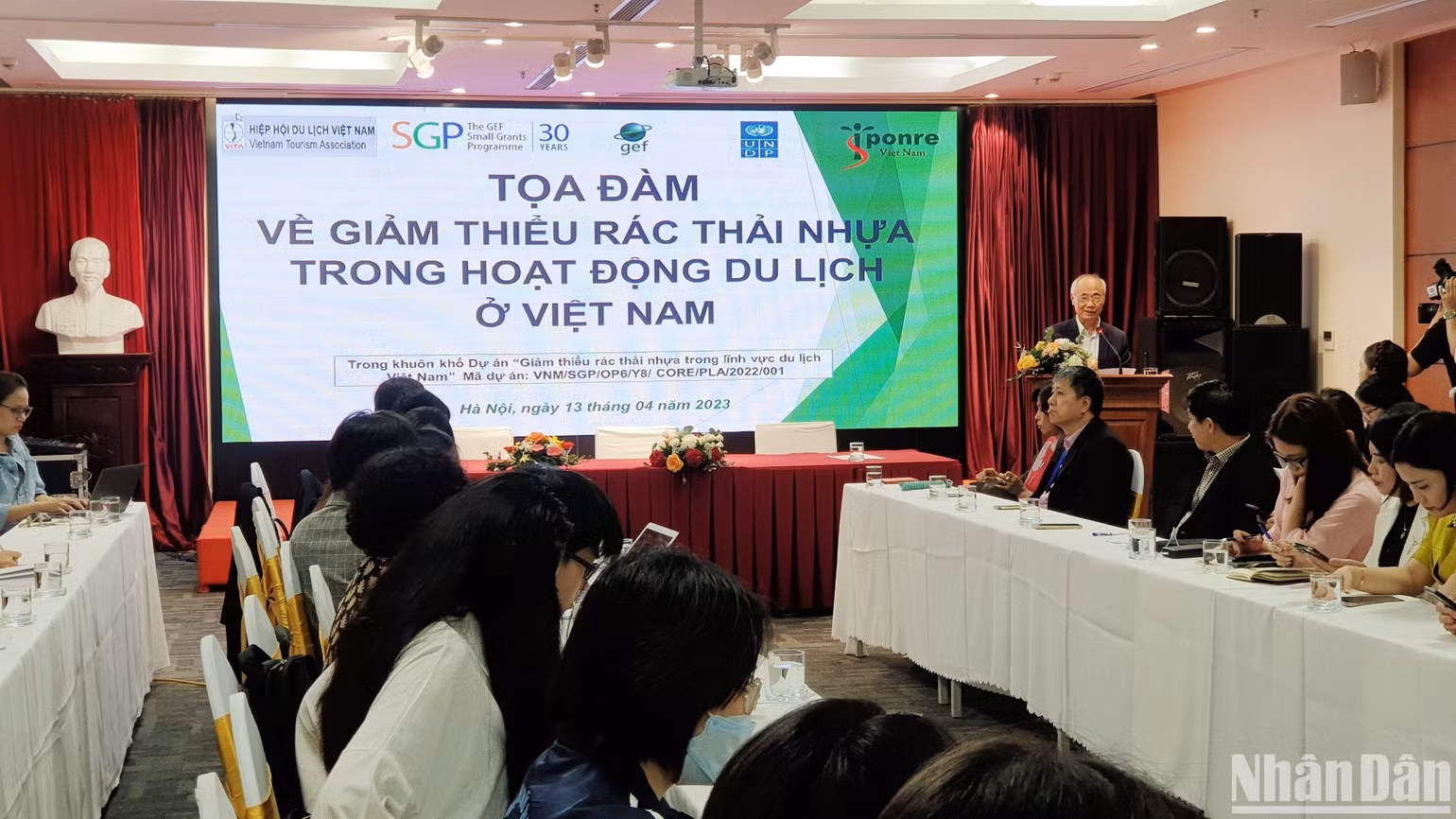Ông Vũ Thế Bình phát biểu khai mạc tọa đàm. (Ảnh: T.LINH)