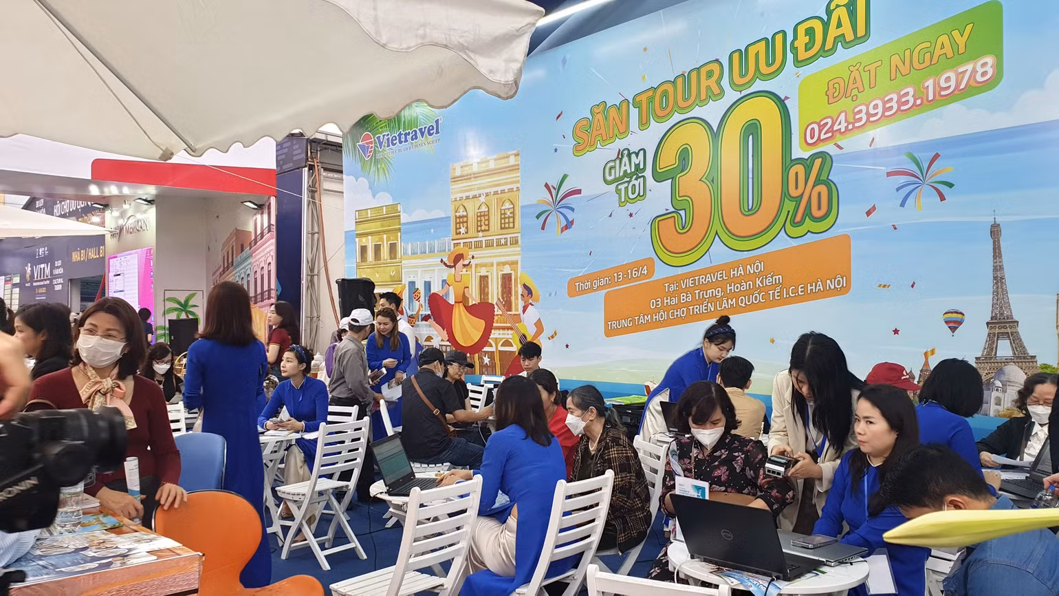Du khách tham khảo giá tour khuyến mãi tại gian hàng của Vietravel. (Ảnh: T.LINH) Du khách tham khảo giá tour khuyến mãi tại gian hàng của Vietravel. (Ảnh: T.LINH)