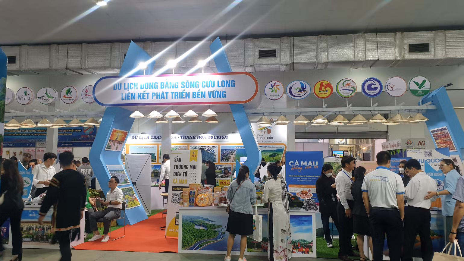 Gian hàng liên kết du lịch vùng đồng bằng sông Cửu Long. (Ảnh: T.LINH) Gian hàng liên kết du lịch vùng đồng bằng sông Cửu Long. (Ảnh: T.LINH)