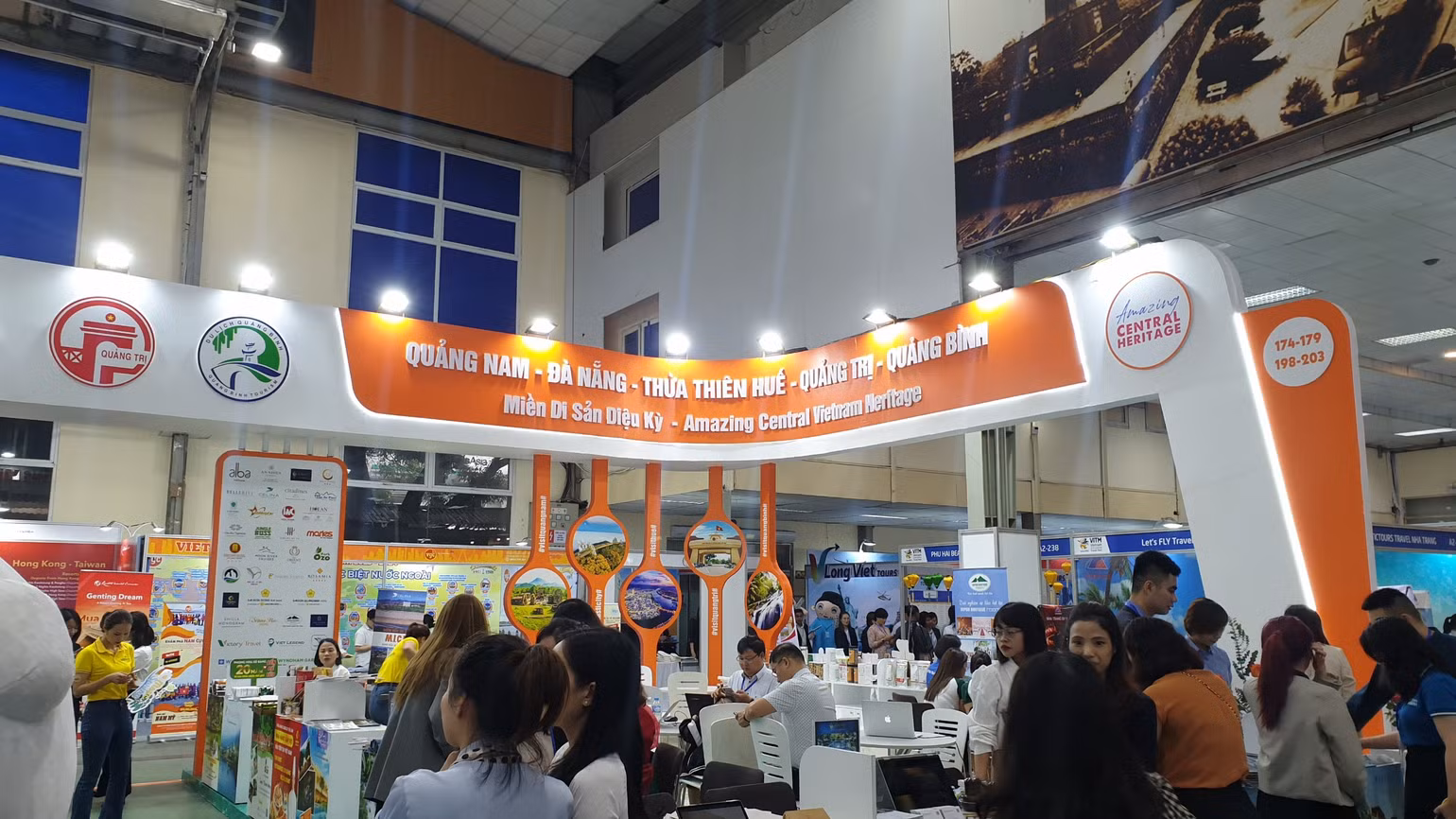 Gian hàng liên kết vùng của 5 địa phương miền trung. Đây là năm tham gia quy mô lớn nhất, đầy đủ nhất, tạo ra không gian chung của 5 địa phương, rất hấp dẫn. (Ảnh: T.LINH) Gian hàng liên kết vùng của 5 địa phương miền trung. Đây là năm tham gia quy mô lớn nhất, đầy đủ nhất, tạo ra không gian chung của 5 địa phương, rất hấp dẫn. (Ảnh: T.LINH)