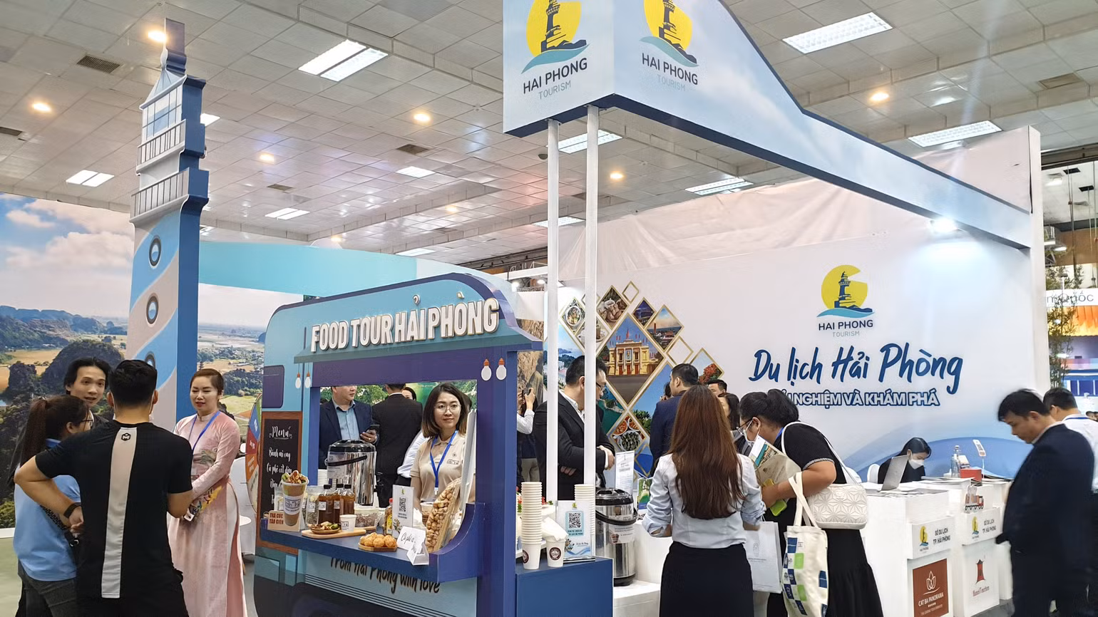 Gian hàng du lịch Hải Phòng nổi bật sản phẩm du lịch ẩm thực "Foodtour Hải Phòng". (Ảnh: T.LINH) Gian hàng du lịch Hải Phòng nổi bật sản phẩm du lịch ẩm thực "Foodtour Hải Phòng". (Ảnh: T.LINH)