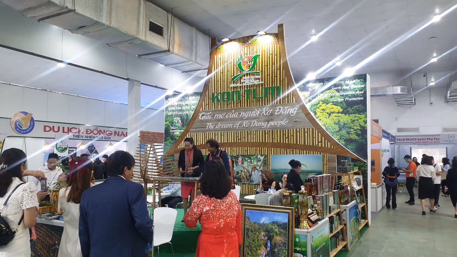 Gian hàng quảng bá du lịch Kon Tum. (Ảnh: T.LINH) Gian hàng quảng bá du lịch Kon Tum. (Ảnh: T.LINH)