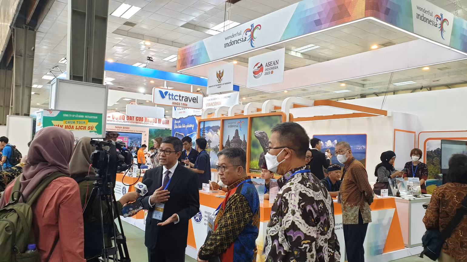 Phóng viên Indonesia tác nghiệp đưa tin về sự kiện VITM 2023. (Ảnh: T.LINH) Phóng viên Indonesia tác nghiệp đưa tin về sự kiện VITM 2023. (Ảnh: T.LINH)