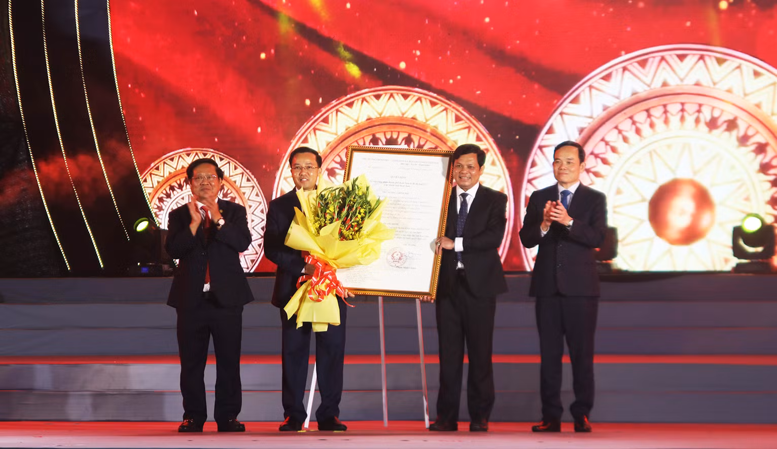Trao Quyết định của Thủ tướng Chính phủ công nhận thành phố Kon Tum là Đô thị loại II trực thuộc tỉnh Kon Tum.