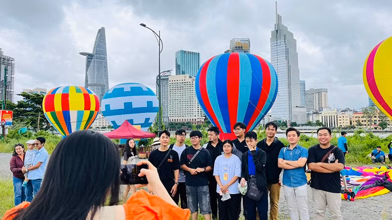 Thành phố Hồ Chí Minh tiếp tục là đơn vị dẫn đầu cả nước về tỷ lệ khách, doanh thu và đóng góp cho ngành du lịch Việt Nam năm 2023.