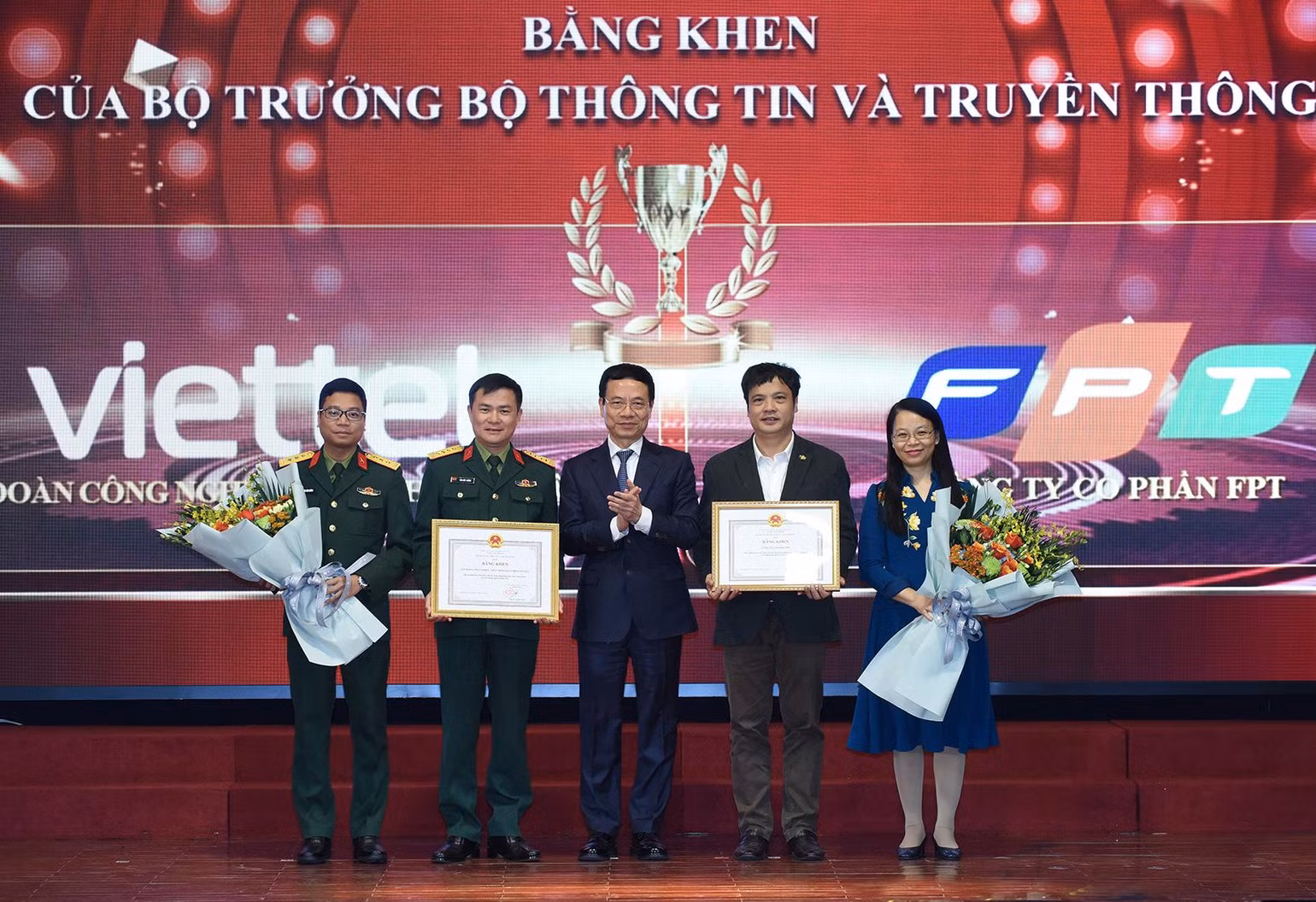 Bộ trưởng Bộ Thông tin và Truyền thông tặng Bằng khen cho Tập đoàn FPT và Tập đoàn Công nghiệp - Viễn thông Quân đội Viettel. Bộ trưởng Bộ Thông tin và Truyền thông tặng Bằng khen cho Tập đoàn FPT và Tập đoàn Công nghiệp - Viễn thông Quân đội Viettel.