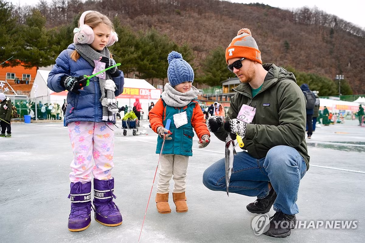 Du khách tham gia lễ hội câu cá trên băng Hwacheon Sancheoneo, Hàn Quốc, ngày 21/1/2024. Ảnh: YONHAP