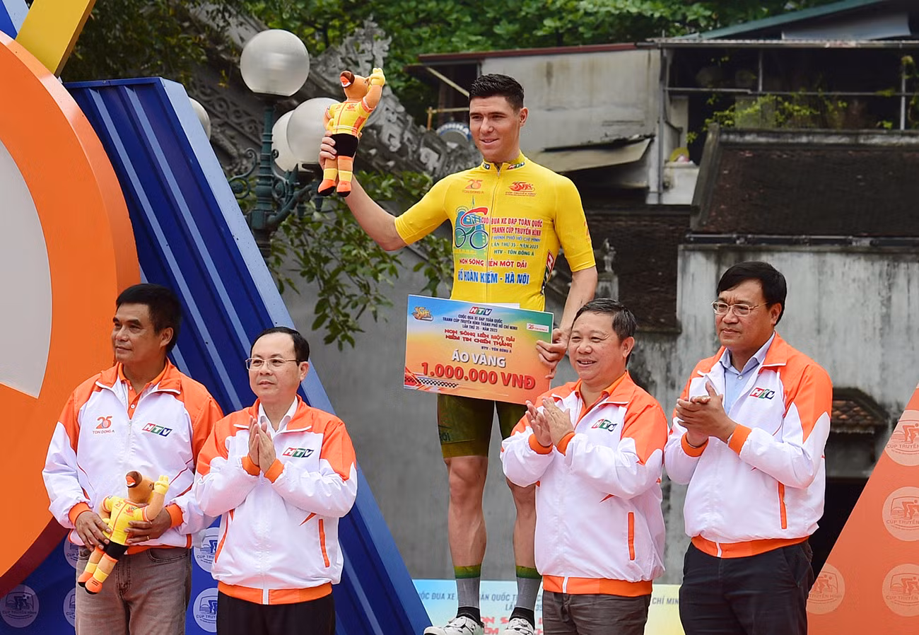 Kết thúc chặng 1 Ban tổ chức trao Áo vàng cho vận động viên Petr Rikunov (Lộc Trời An Giang). Kết thúc chặng 1 Ban tổ chức trao Áo vàng cho vận động viên Petr Rikunov (Lộc Trời An Giang).