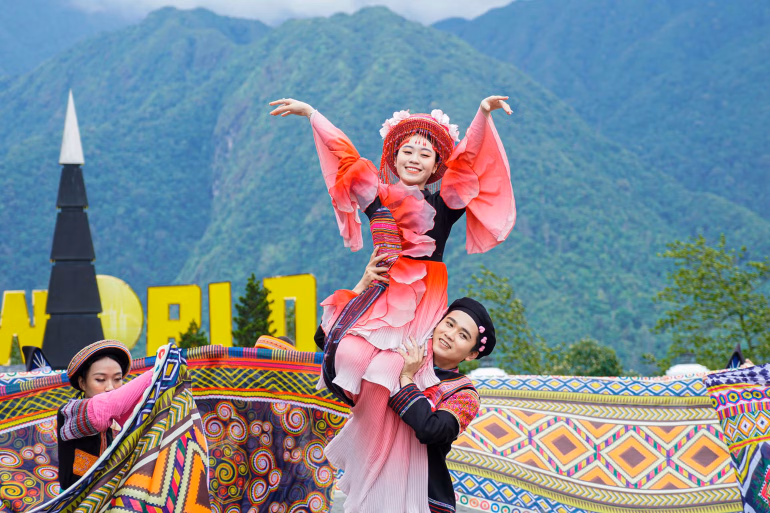 Show diễn "Chuyện tình đỗ quyên" ở Sun World Fansipan Legend.