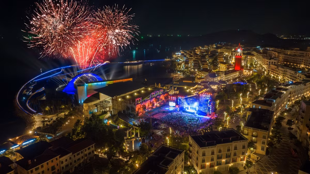 Thị trấn Sunset Town, Phú Quốc bừng sức sống dịp Tết này.