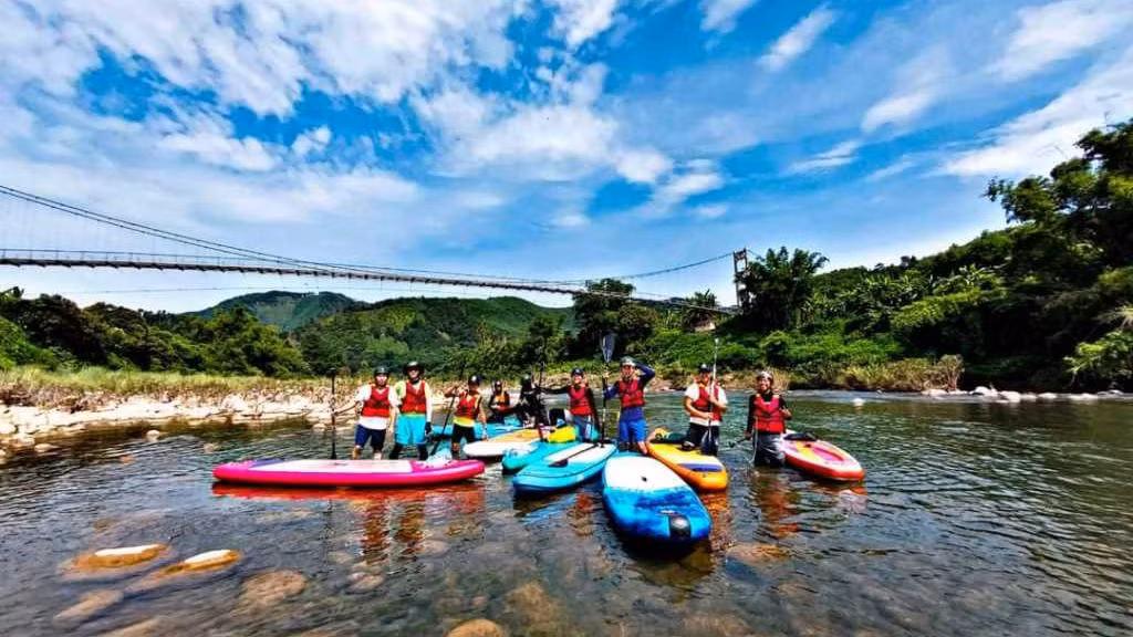Trải nghiệm chèo sup trên sông là hoạt động mới, lần đầu tiên tổ chức trong khuôn khổ Tuần Văn hóa-Du lịch, Hội Mùa Vàng Bình Liêu năm 2023. (Ảnh: Cổng thông tin điện tử Quảng Ninh)