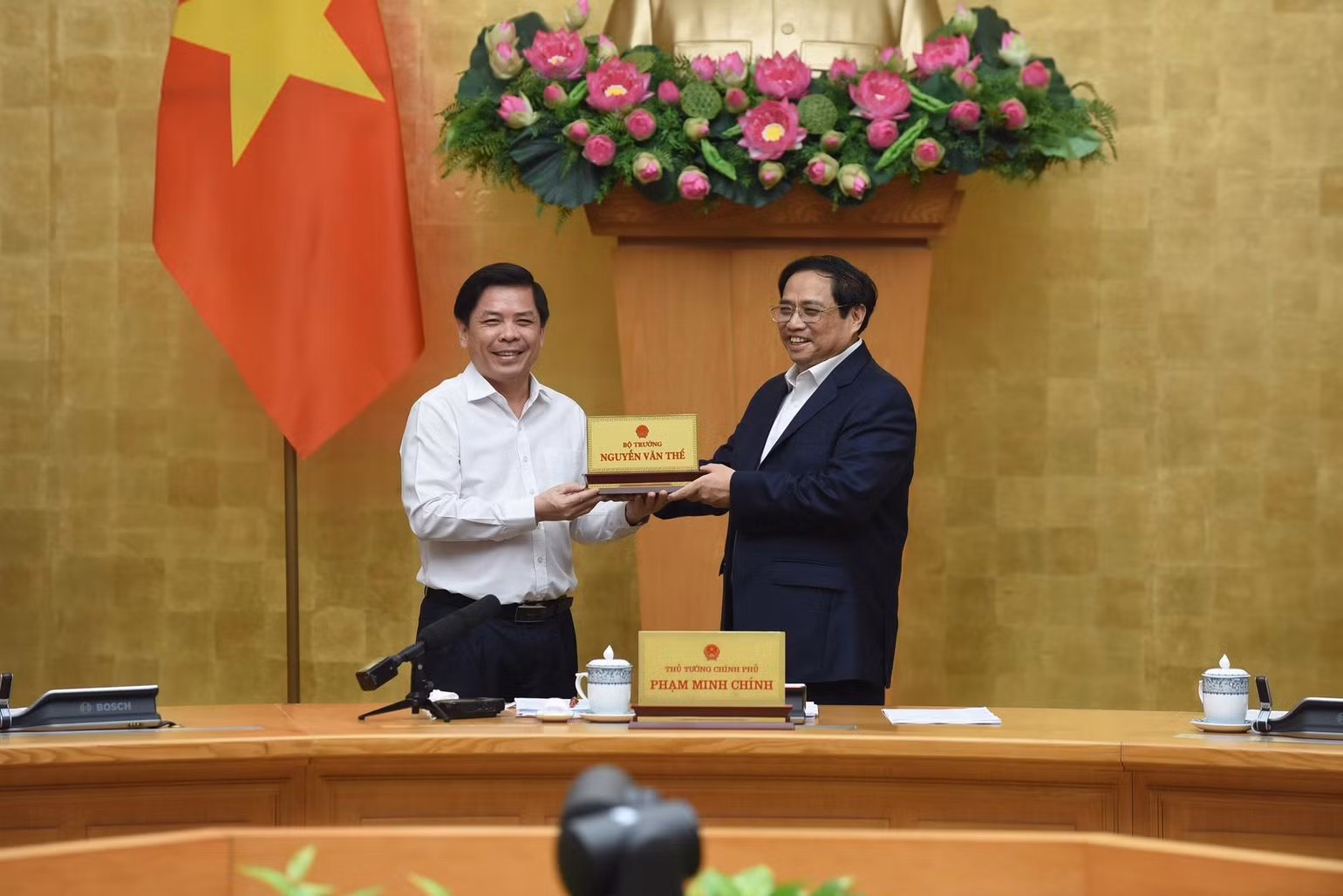 Thủ tướng Phạm Minh Chính và nguyên Bộ trưởng Giao thông vận tải Nguyễn Văn Thể. (Ảnh: TRẦN HẢI)