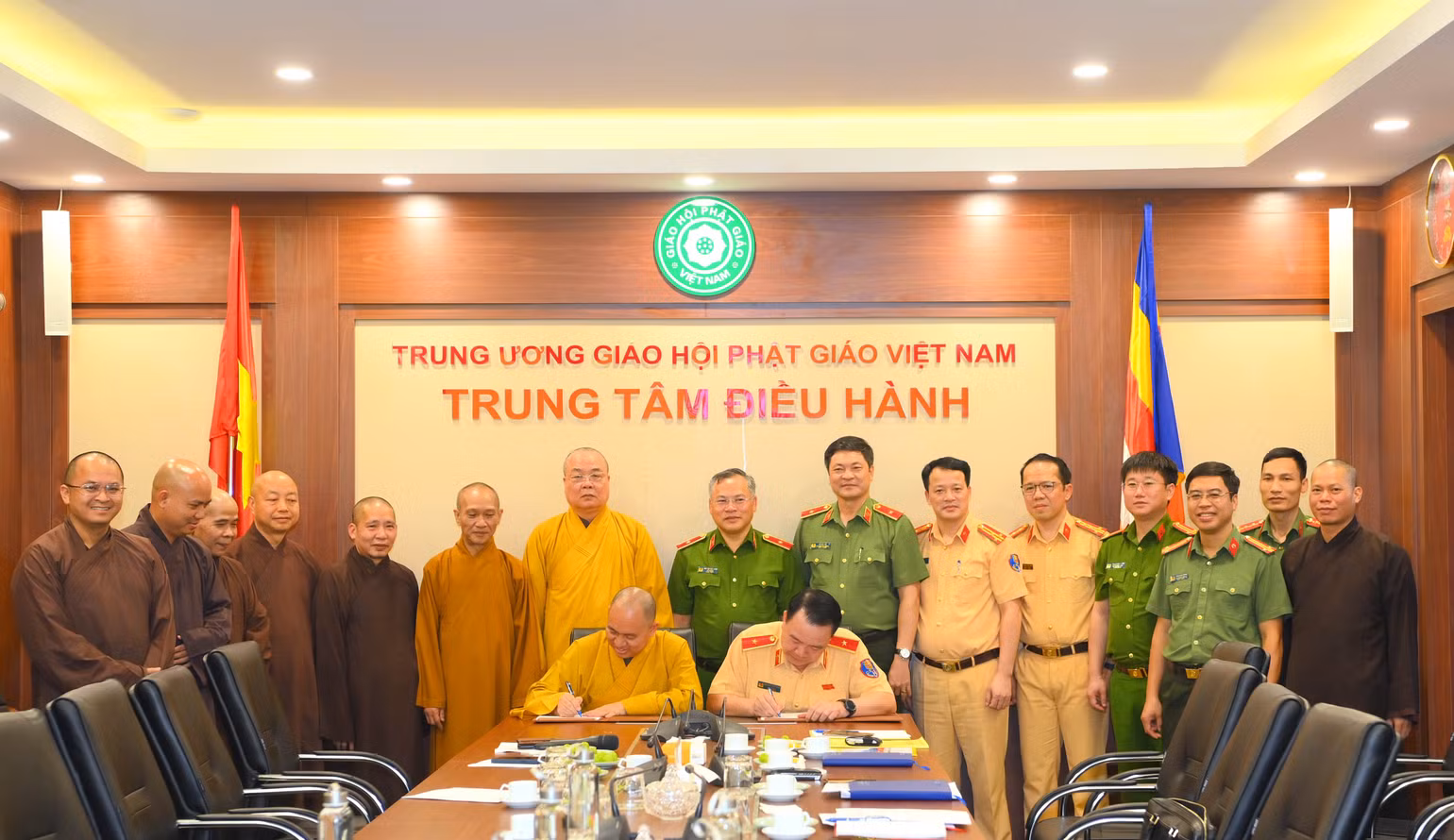 Ký kết chương trình phối hợp. Ký kết chương trình phối hợp.