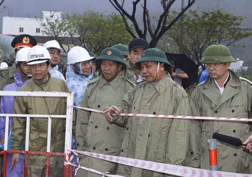 Chiều 19/10, Chủ tịch nước Nguyễn Xuân Phúc thăm hỏi, động viên và kiểm tra công tác khắc phục thiệt hại do bão số 5 và mưa lũ tại thành phố Đà Nẵng. (Ảnh: TTXVN)