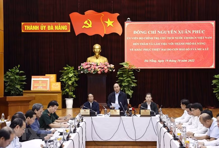 Chủ tịch nước Nguyễn Xuân Phúc phát biểu tại buổi làm việc với lãnh đạo thành phố Đà Nẵng về tình hình khắc phục thiệt hại do bão số 5 và mưa lũ gây ra. (Ảnh: Thống Nhất/TTXVN)