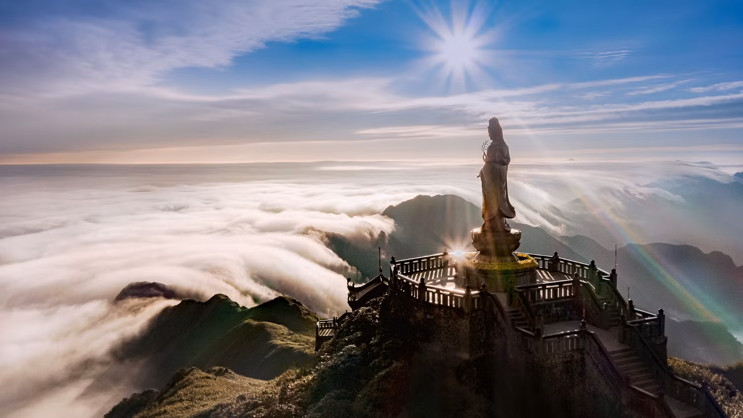 Đỉnh thiêng Fansipan mùa mây phủ. (Ảnh: ĐÀO CẢNH) Đỉnh thiêng Fansipan mùa mây phủ. (Ảnh: ĐÀO CẢNH)