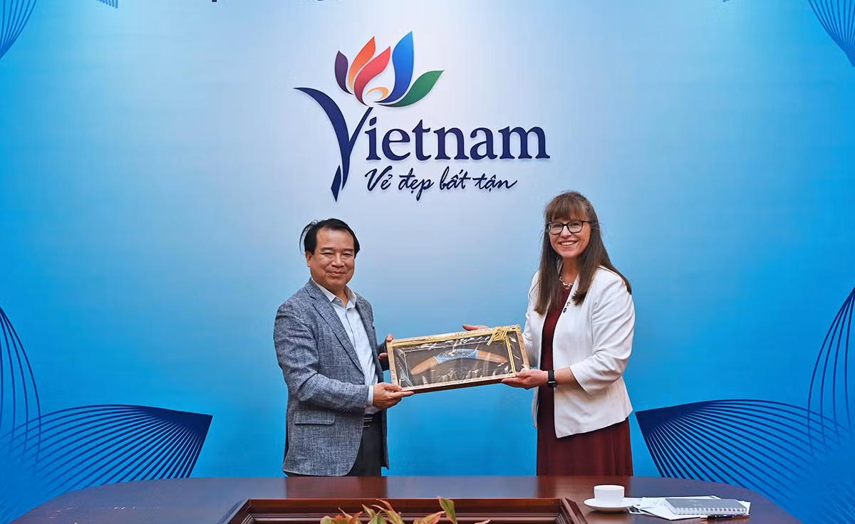 Bà Samantha Palmer, Giám đốc điều hành, Ban Kinh tế du lịch và Chương trình đối tác, Austrade tặng quà lưu niệm Phó Cục trưởng Hà Văn Siêu (Ảnh: Cục Du lịch quốc gia) Bà Samantha Palmer, Giám đốc điều hành, Ban Kinh tế du lịch và Chương trình đối tác, Austrade tặng quà lưu niệm Phó Cục trưởng Hà Văn Siêu (Ảnh: Cục Du lịch quốc gia)