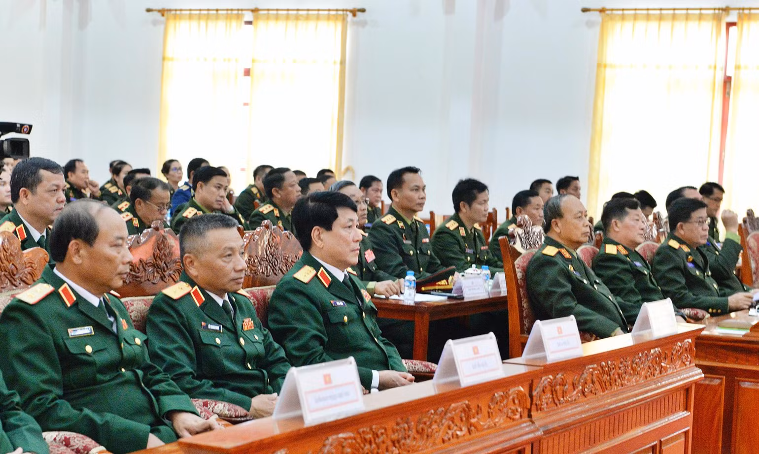 Đại tướng Lương Cường và các đại biểu tại buổi giao lưu. (Ảnh: Trịnh Dũng)