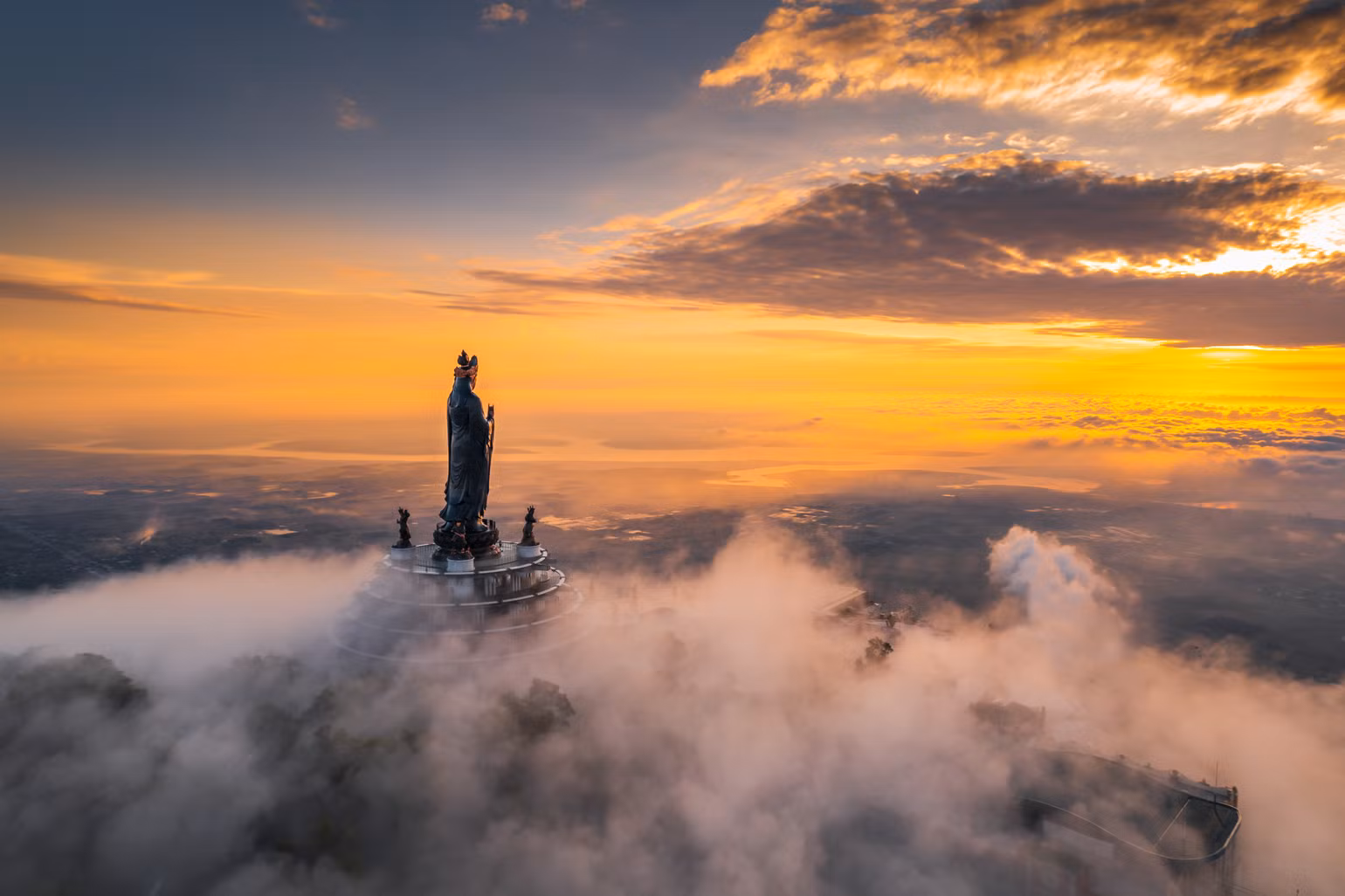 Tượng Phật Bà Tây Bổ Đà Sơn ẩn hiện giữa mây trời trên đỉnh núi Bà Đen.