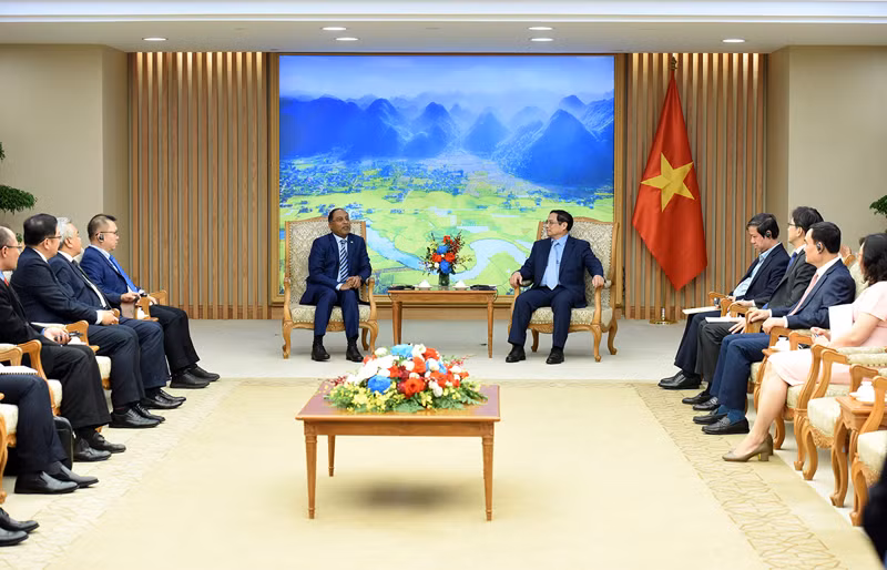 Thủ tướng Chính phủ nhấn mạnh hai bên cần chú trọng thúc đẩy hợp tác trên các lĩnh vực quan trọng khác như quốc phòng, an ninh, hợp tác trên biển, giáo dục đào tạo, khoa học công nghệ, lao động, văn hóa, thể thao, du lịch và giao lưu nhân dân; mở rộng hợp tác trong các lĩnh vực mới, như kinh tế số, kinh tế tuần hoàn, năng lượng xanh…