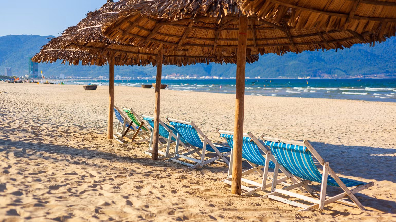 Góc thư giãn trên bãi biển Mỹ Khê. Ảnh: Expedia