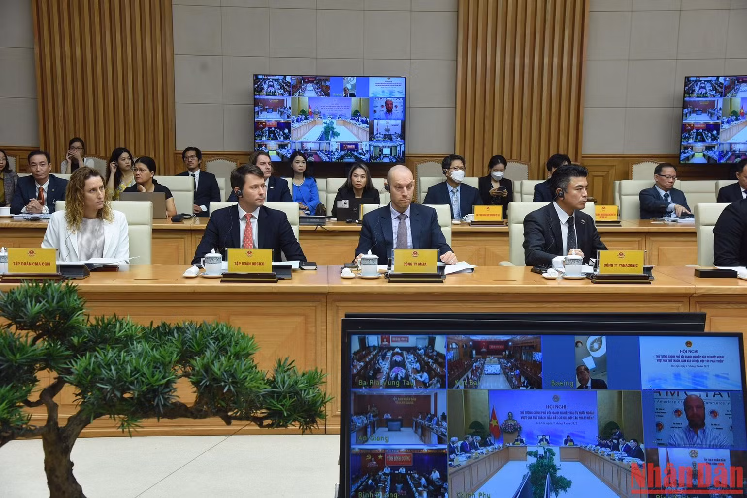 Đại diện các hiệp hội doanh nghiệp, các doanh nghiệp có vốn đầu tư nước ngoài ở Việt Nam tham dự hội nghị tại điểm cầu Trụ sở Chính phủ. (Ảnh: TRẦN HẢI) Đại diện các hiệp hội doanh nghiệp, các doanh nghiệp có vốn đầu tư nước ngoài ở Việt Nam tham dự hội nghị tại điểm cầu Trụ sở Chính phủ. (Ảnh: TRẦN HẢI)