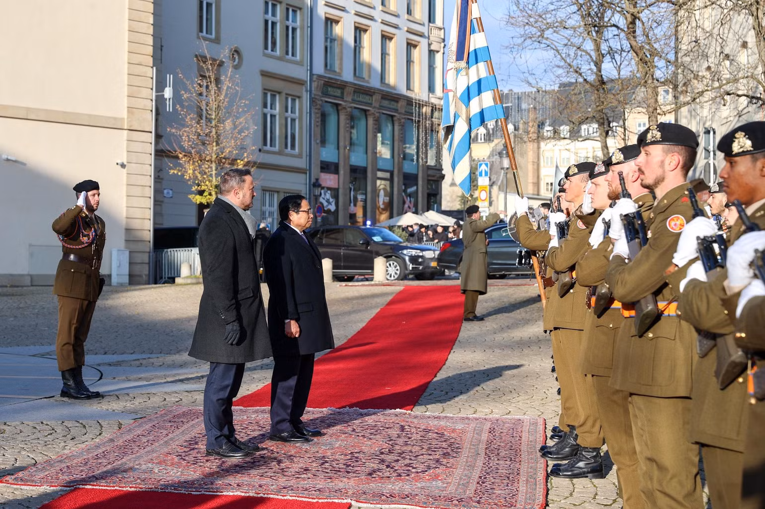 Thủ tướng Phạm Minh Chính và Thủ tướng Xavier Bettel duyệt đội danh dự. (Ảnh: NHẬT BẮC)