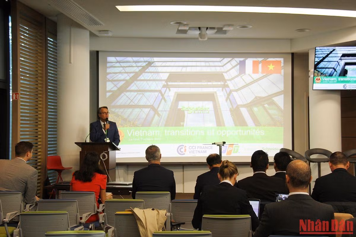 Ông Jacques Perrochat, Giám đốc phụ trách hợp tác công nghiệp của Tập đoàn Schneider Electric, nhận định rằng Việt Nam là một thị trường rất hấp dẫn cho các nhà đầu tư Pháp. Ông Jacques Perrochat, Giám đốc phụ trách hợp tác công nghiệp của Tập đoàn Schneider Electric, nhận định rằng Việt Nam là một thị trường rất hấp dẫn cho các nhà đầu tư Pháp.