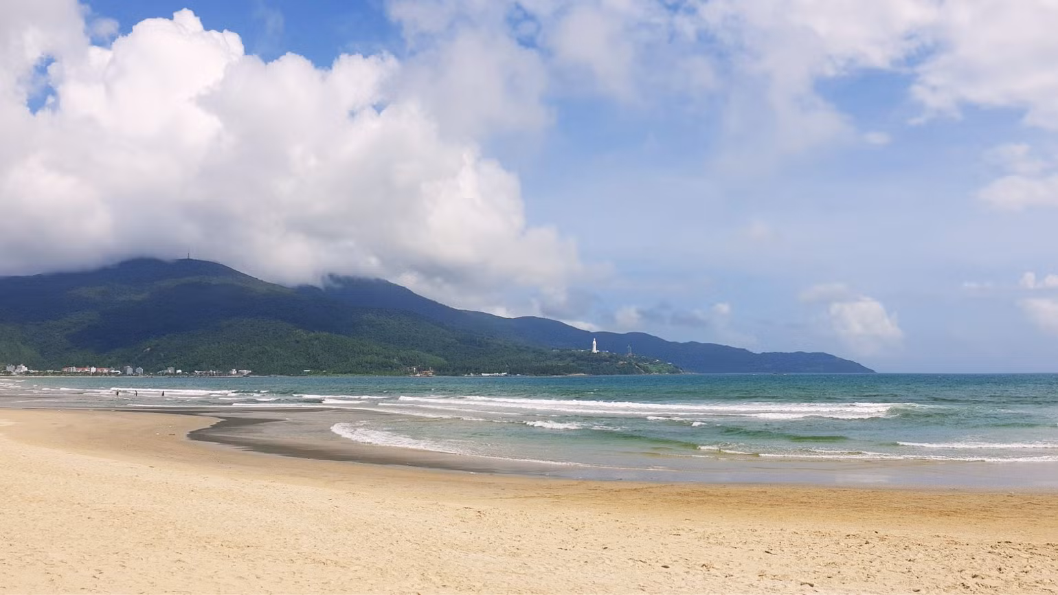 Mỹ Khê có dải cát mịn và sạch, nước biển trong và độ dốc thoai thoải rất an toàn. (Ảnh: T.LINH) Mỹ Khê có dải cát mịn và sạch, nước biển trong và độ dốc thoai thoải rất an toàn. (Ảnh: T.LINH)
