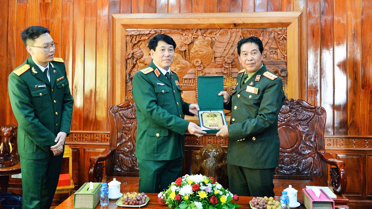 Đại tướng Lương Cường thăm, tặng quà Bộ Chỉ huy quân sự tỉnh Luang Prabang. (Ảnh: Trịnh Dũng)