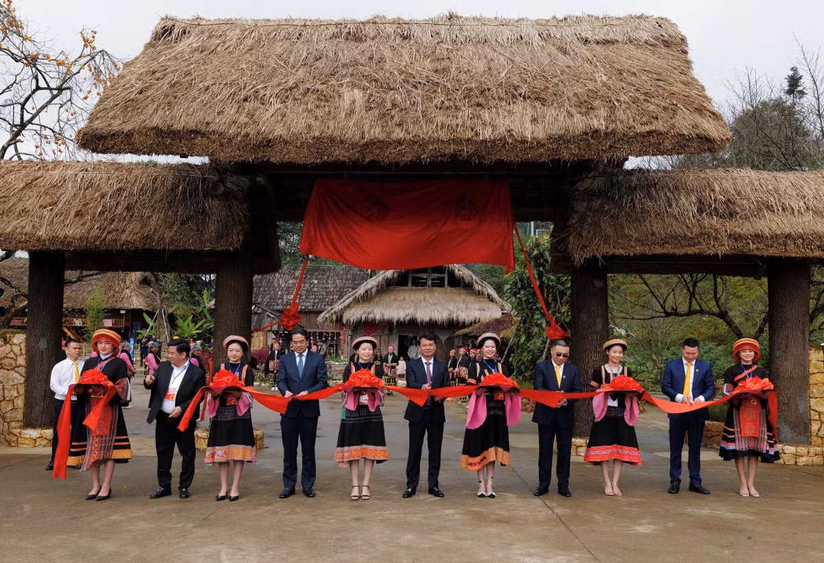 Lãnh đạo địa phương cùng tập đoàn Sun Group cắt băng khánh thành Bản Mây Fansipan. Lãnh đạo địa phương cùng tập đoàn Sun Group cắt băng khánh thành Bản Mây Fansipan.