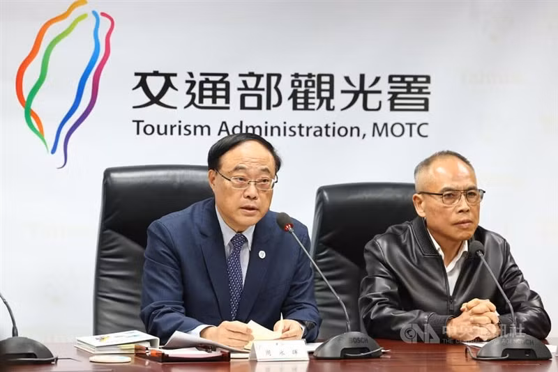 Cục trưởng Du lịch Đài Loan (Trung Quốc) Chou Yung-hui (trái) nói tại cuộc họp báo về vụ việc công ty We Love Tour bỏ rơi gần 300 khách tại Phú Quốc (Việt Nam). (Ảnh: Focus Taiwan)