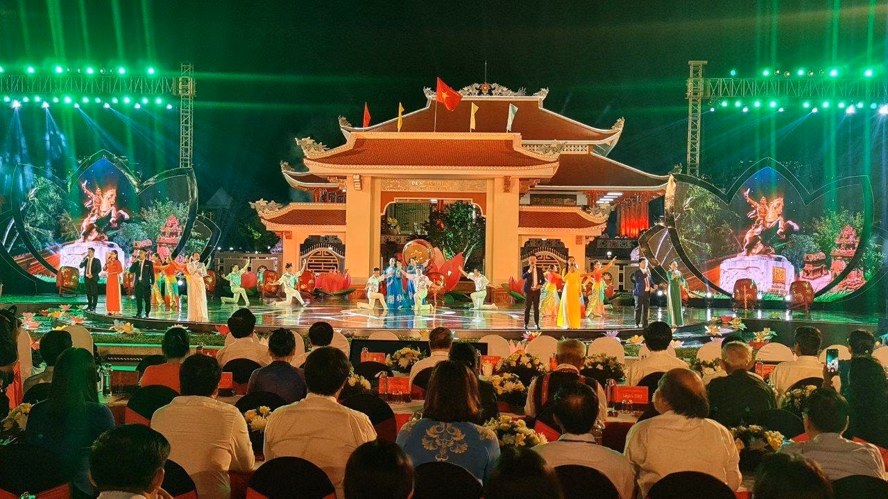 Các đại biểu, các cựu chiến binh tại điểm cầu Bình Định. (Ảnh: CÁT HÙNG)