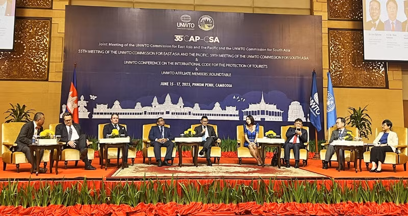 Các diễn giả tham gia thảo luận tại Phiên thảo luận cấp cao nằm trong khuôn khổ Hội nghị Bộ Quy tắc quốc tế về Bảo vệ khách du lịch diễn ra tại Phnom Penh chiều 15/6. (Ảnh: Tổng cục Du lịch)