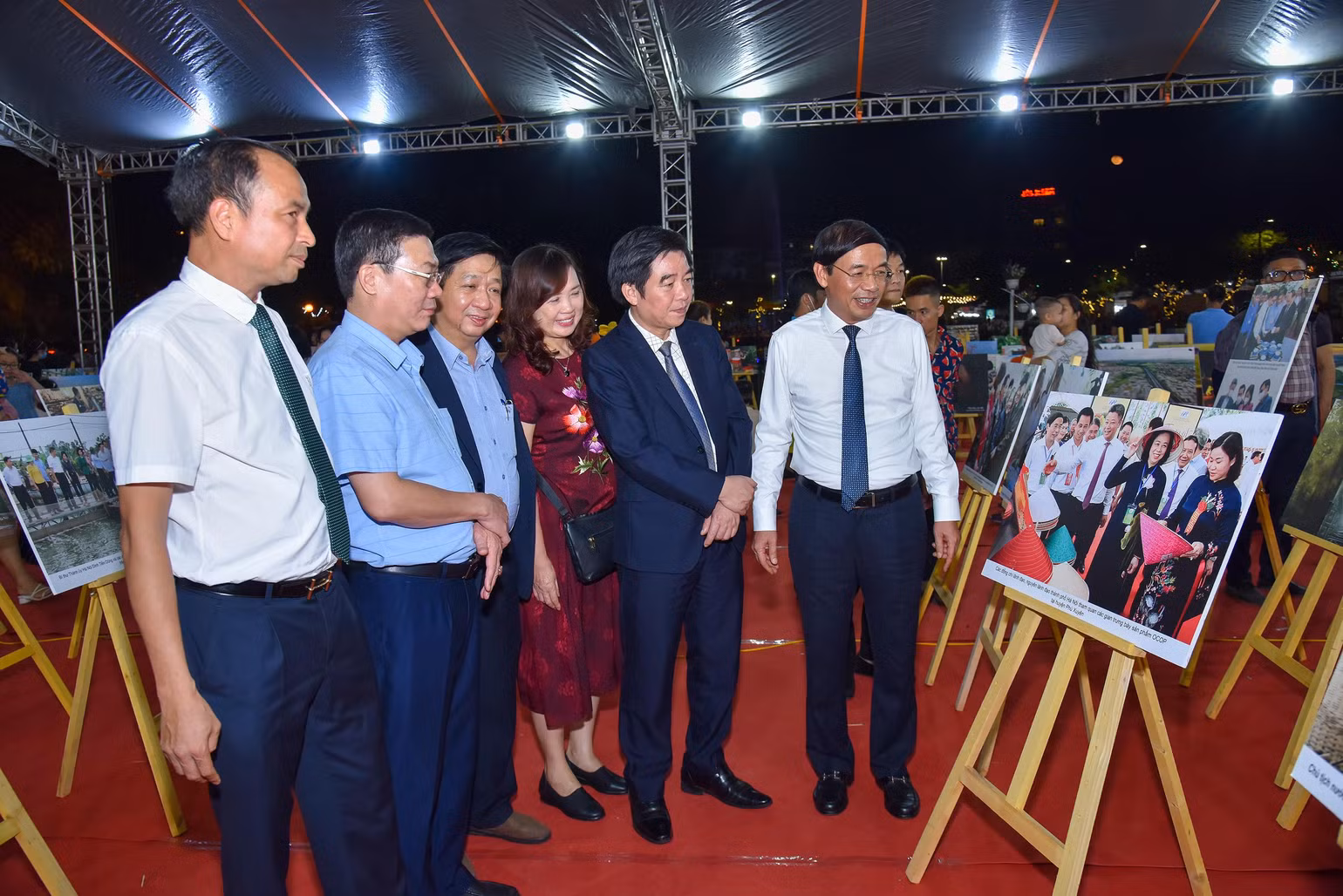 Các đại biểu tham quan các gian hàng.