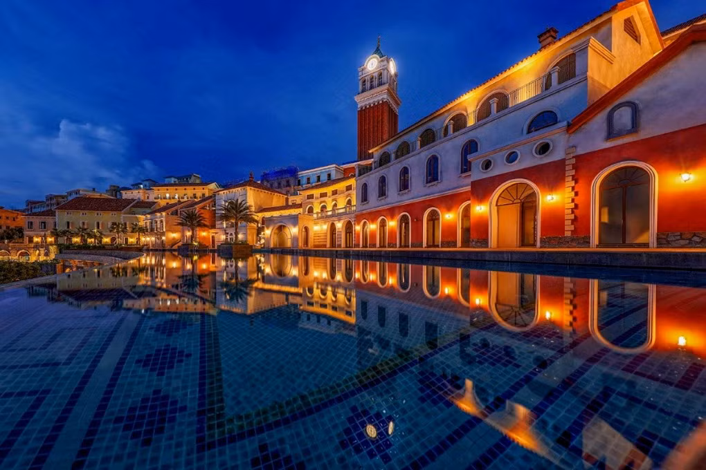 Khu nghỉ dưỡng La Festa Phu Quoc là khách sạn đầu tiên của Curio Collection by Hilton tại Việt Nam. Khu nghỉ dưỡng La Festa Phu Quoc là khách sạn đầu tiên của Curio Collection by Hilton tại Việt Nam.