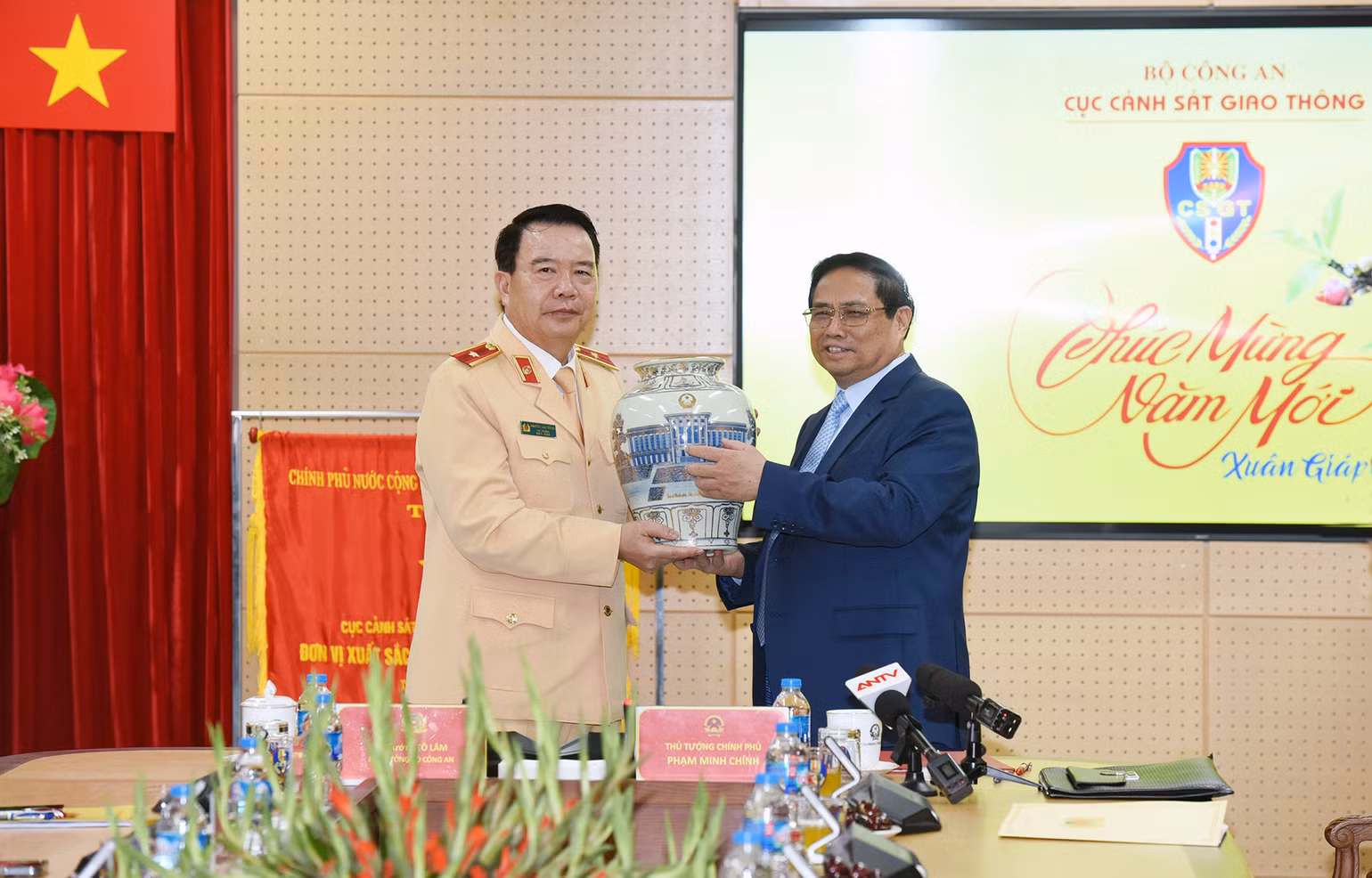 Thủ tướng Phạm Minh Chính chúc Tết Lực lượng Cảnh sát giao thông. Thủ tướng Phạm Minh Chính chúc Tết Lực lượng Cảnh sát giao thông.