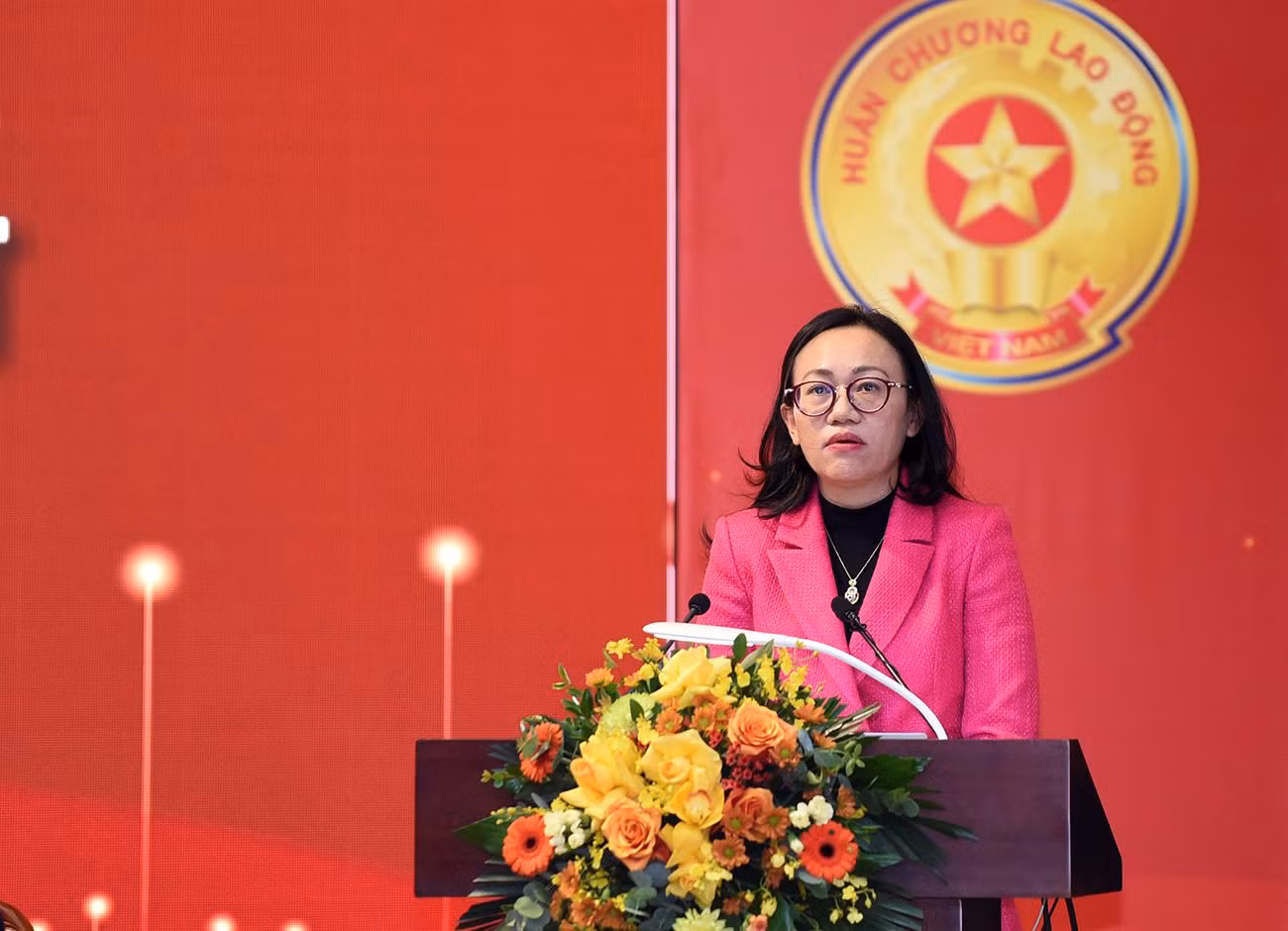 Giám đốc Sở Thông tin và Truyền thông Quảng Ninh Lê Ngọc Hân trình bày tham luận tại Hội nghị. Giám đốc Sở Thông tin và Truyền thông Quảng Ninh Lê Ngọc Hân trình bày tham luận tại Hội nghị.