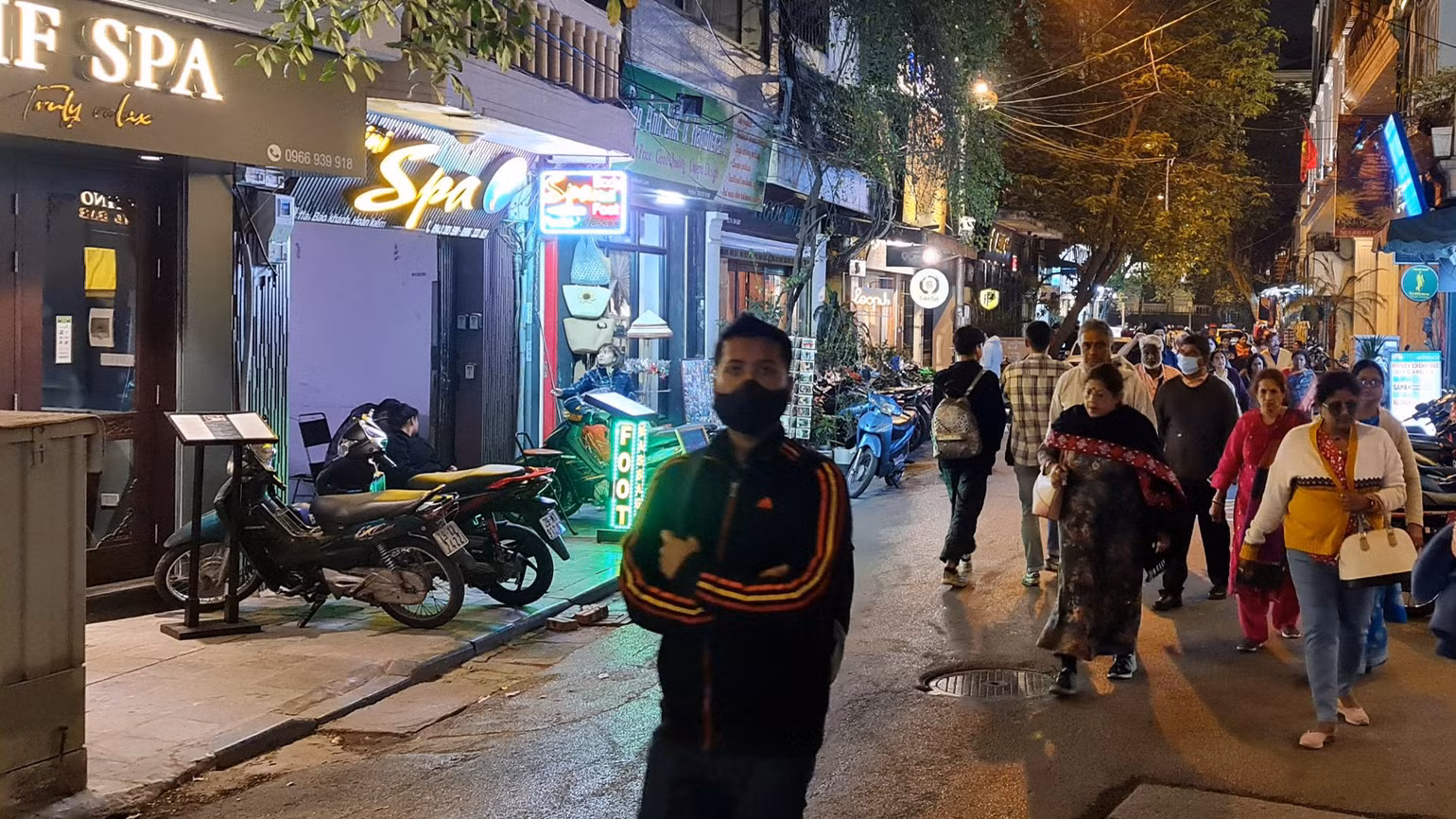 Khách Ấn Độ tham quan phố cổ Hà Nội. (Ảnh: Trang Linh) Khách Ấn Độ tham quan phố cổ Hà Nội. (Ảnh: Trang Linh)