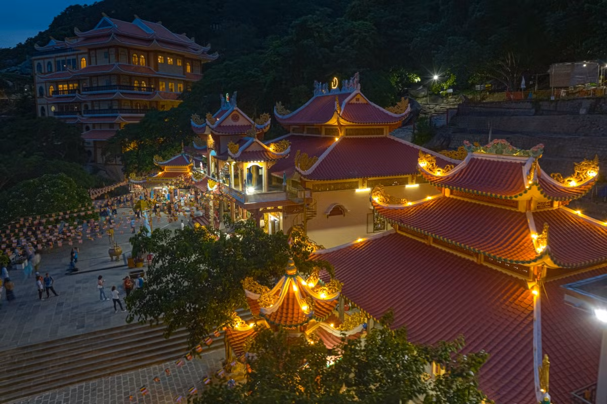Hệ thống chùa Bà trên ngọn núi thiêng Bà Đen. (Ảnh: Sun World Ba Den Mountain)