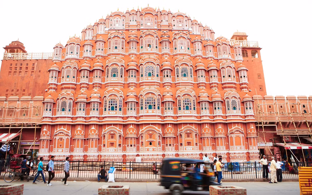 Cung điện nổi tiếng Hawa Mahal ở Jaipur là điểm tham quan không thể bỏ qua khi đến thăm thành phố. (Ảnh: LonelyPlanet)