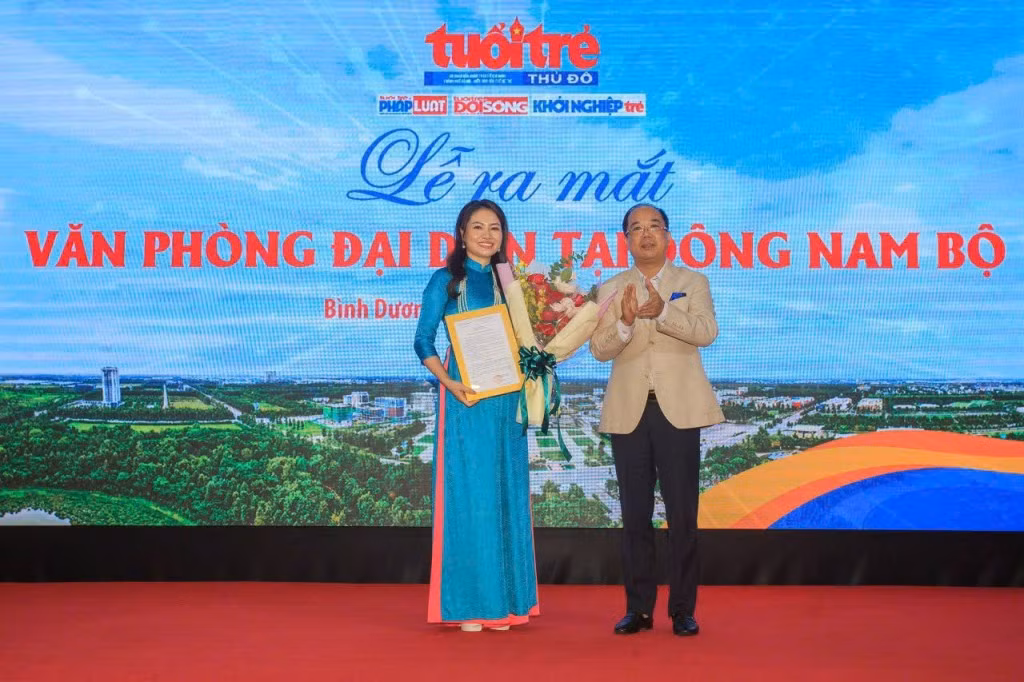 Ông Nguyễn Mạnh Hưng, Tổng Biên tập báo Tuổi trẻ Thủ đô trao quyết định bổ nhiệm Trưởng Văn phòng đại diện báo Tuổi trẻ Thủ đô khu vực Đông Nam Bộ cho bà Trần Thị Hậu. Ông Nguyễn Mạnh Hưng, Tổng Biên tập báo Tuổi trẻ Thủ đô trao quyết định bổ nhiệm Trưởng Văn phòng đại diện báo Tuổi trẻ Thủ đô khu vực Đông Nam Bộ cho bà Trần Thị Hậu.