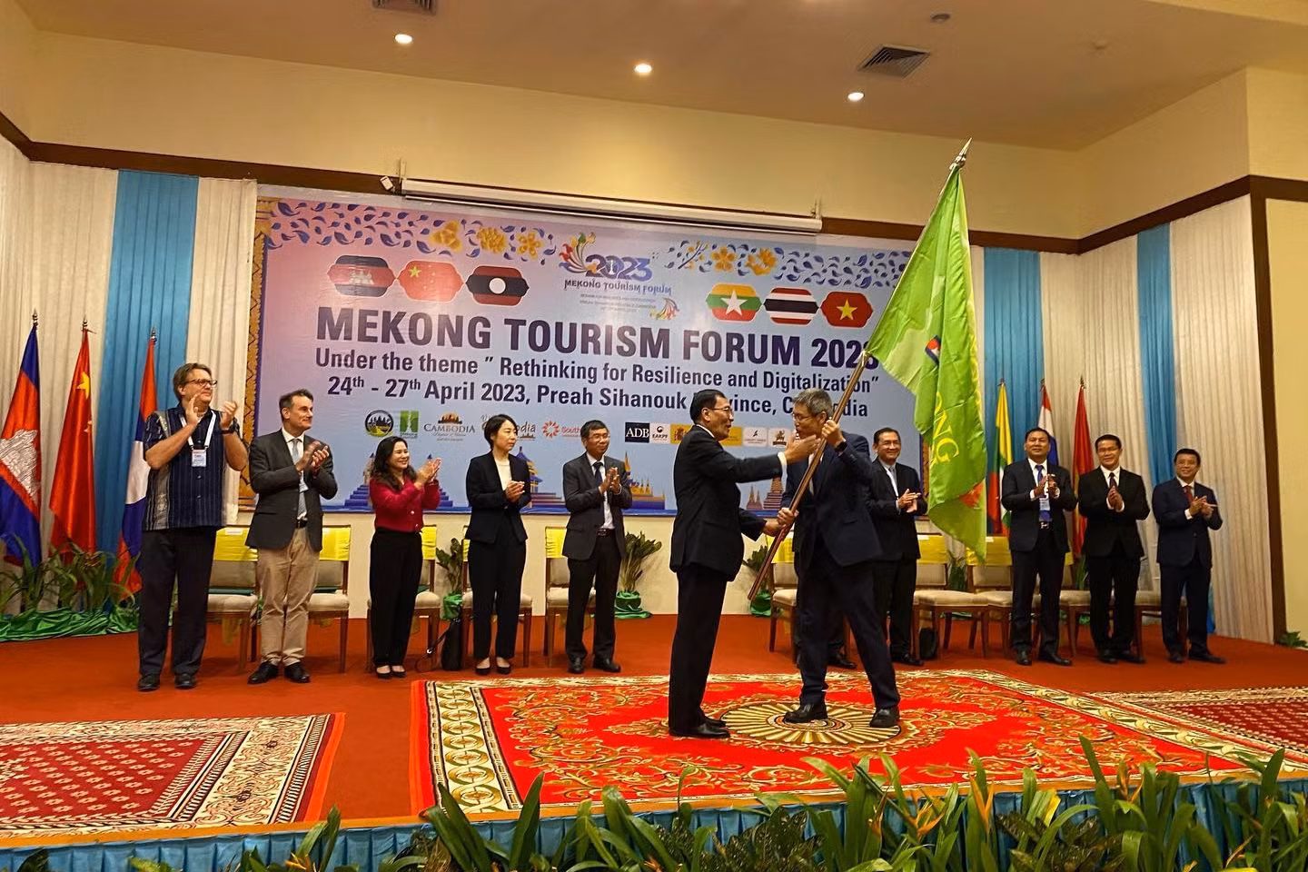 Lễ chuyển giao đăng cai Diễn đàn Du lịch Mê Công cho Trung Quốc. (Ảnh: MTF)