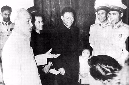 Bác Hồ đến thăm cán bộ, chiến sĩ Cảnh sát nhân dân Hà Nội nhân dịp Tết Quý Mão (1963). Bác Hồ đến thăm cán bộ, chiến sĩ Cảnh sát nhân dân Hà Nội nhân dịp Tết Quý Mão (1963).